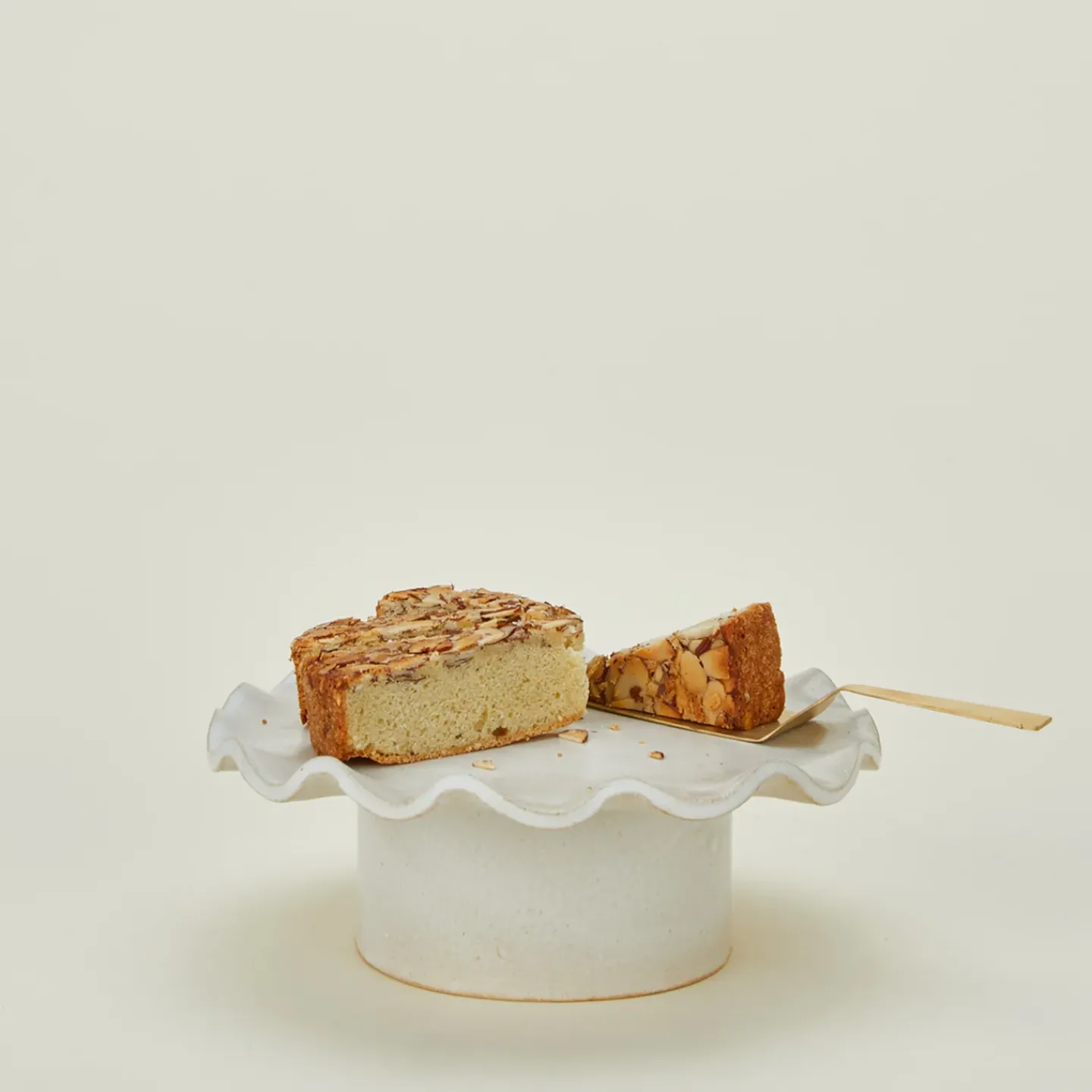 Salto Serveware^Ruffle Edge Pedestal